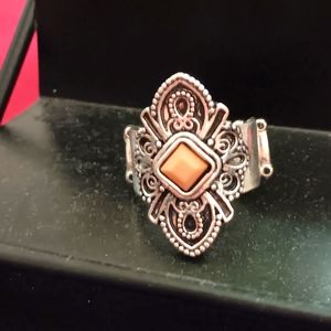 Paparazzi, stretch ring . Cream Dimond shaped center piece.